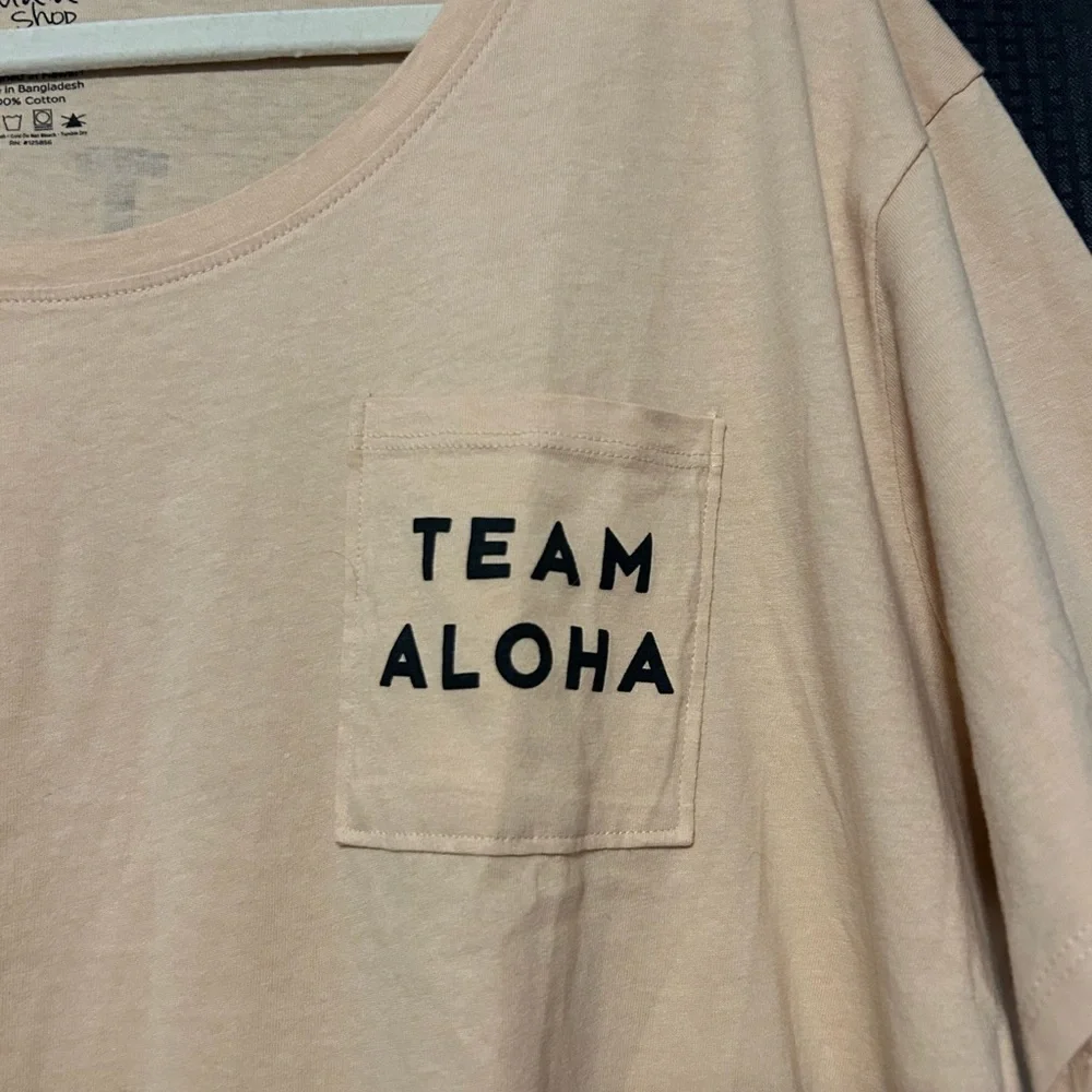 NEW Guava Shop Team Aloha Hawaiian Boutique XXL Tan Pocket T-shirt - Picture 7 of 9